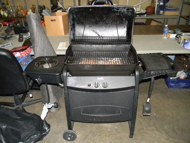 lot 186 image: Char-Broil gas grill with cover...