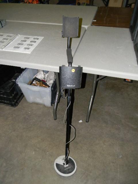 lot 210 image: Radioshack Discovery 1000 metal det...