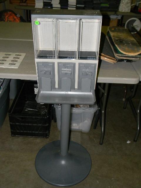 lot 216 image: Vendstar 3000 candy machine - works...