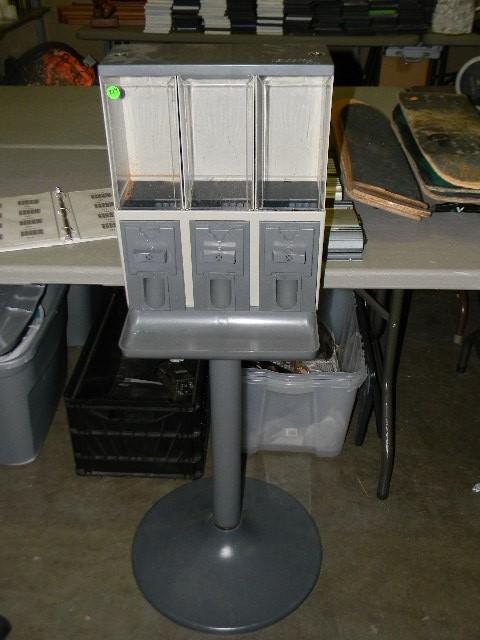 lot 217 image: Vendstar 3000 candy machine - works...