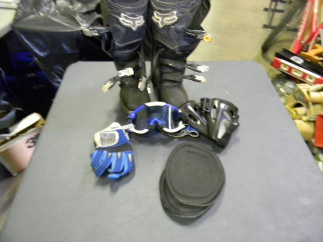 lot 40 image: Lot of ski equipment - Fox ski boot...