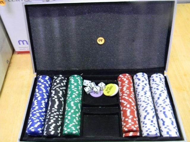 lot 55 image: Poker chip set in metal case with h...