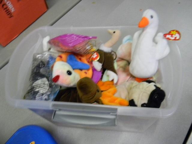 lot 62 image: Lot of 31 assorted beanie babies...