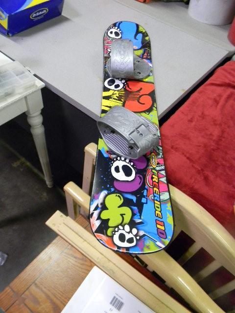 lot 65 image: Kids snowboard - looks like new...