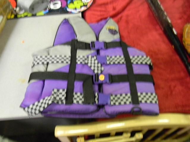 lot 67 image: Life jacket adult size medium in gr...