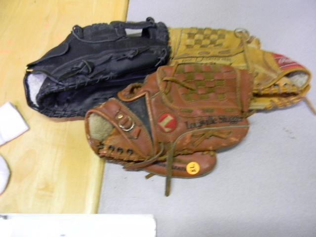 lot 73 image: Lot of 3 baseball gloves - left-han...