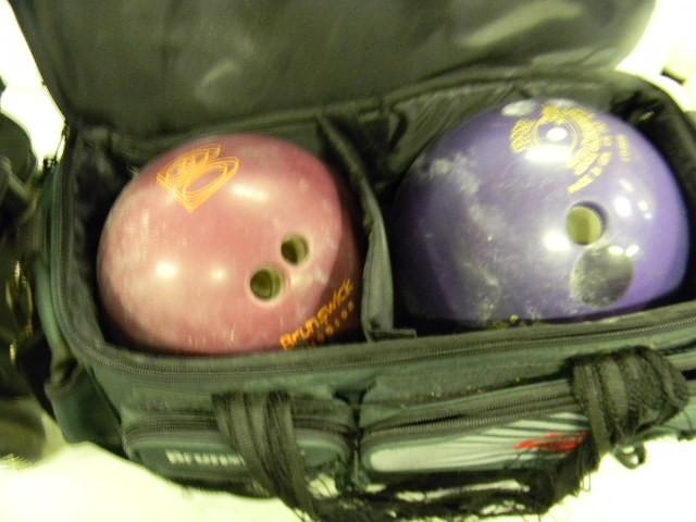 lot 83 image: Brunswick bowling bag on wheels con...