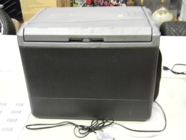 lot 90 image: Coleman plug-in cooler 24" lon...