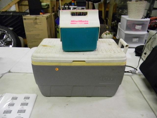 lot 91 image: Lot of 2 coolers - large grey Igloo...