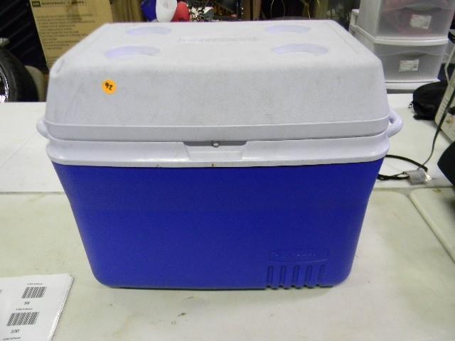 lot 92 image: Large blue and white cooler with dr...