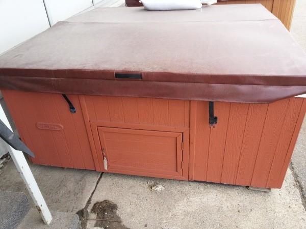 Sequola 5 person hot tub, 7 X 7, ...