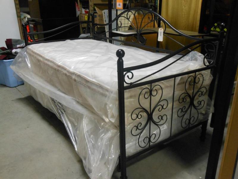 IRON DAYBED BY TONE WORLD. Bidder i...