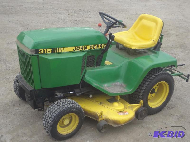 lot 4 image: John Deere 318 Lawn Tractor, Onan G...