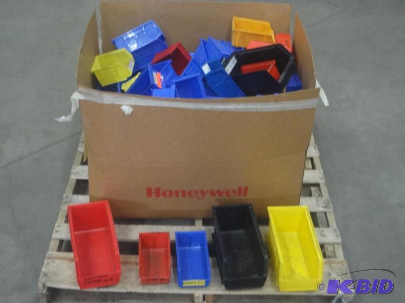lot 50 image: Box Of (50) Various Sized Plastic ...