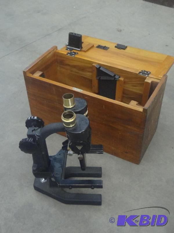 lot 56 image: Vintage Bausch & Lomb Microscop...