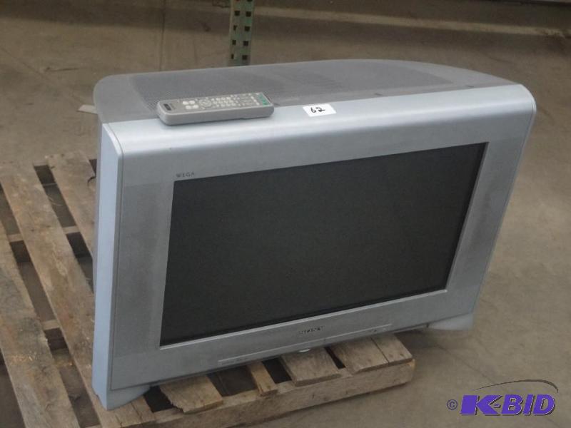 lot 62 image: Sony Wega TV With Remote...