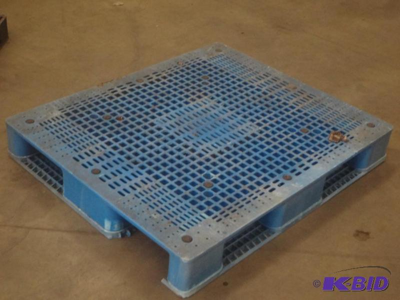 lot 75 image: Industrial Plastic Pallet With 2-Wa...