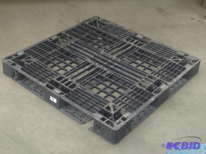 lot 76 image: Industrial Plastic Pallet With 2-Wa...