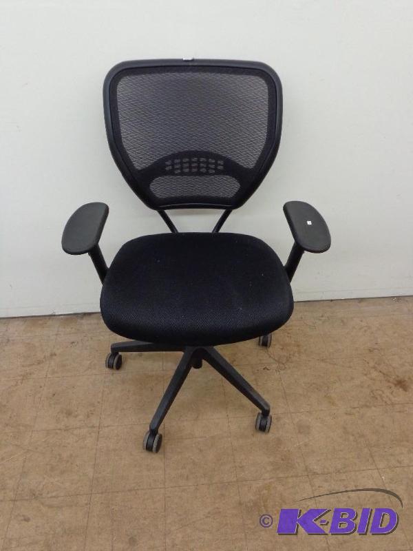 lot 104 image: Ergonomic Computer Chair  Adju...