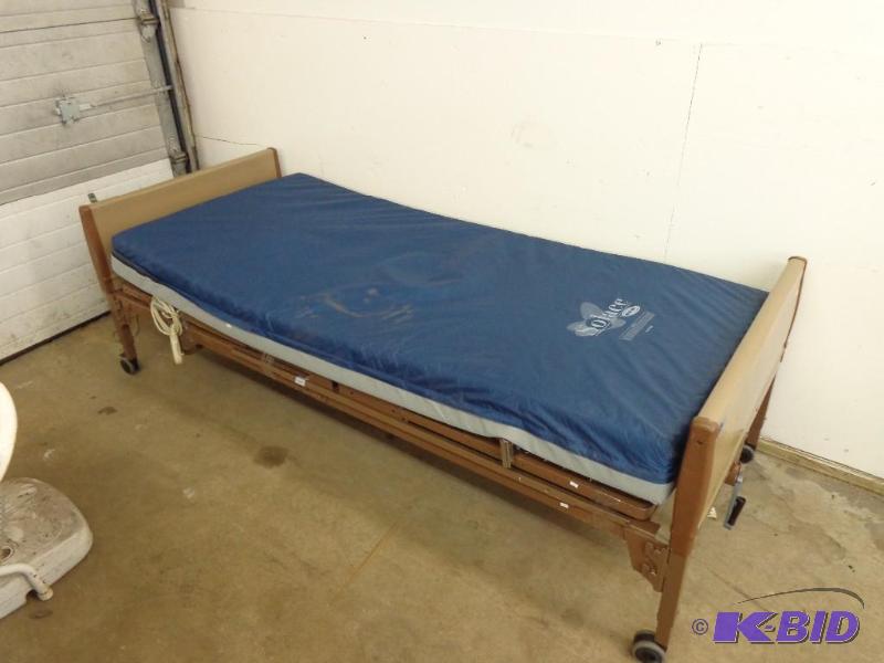 lot 124 image: Inovacare Motorized&nbspIVC Bed w...