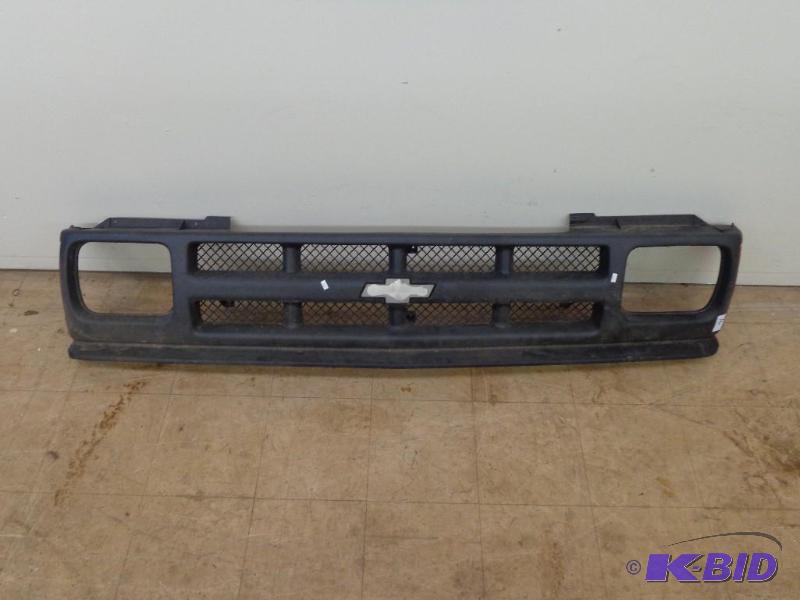 lot 16 image: Chevy Pick Up Front Grill (Plastic)...