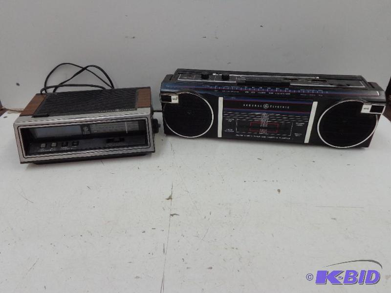 lot 21 image: General Electric Clock Radio and AM...