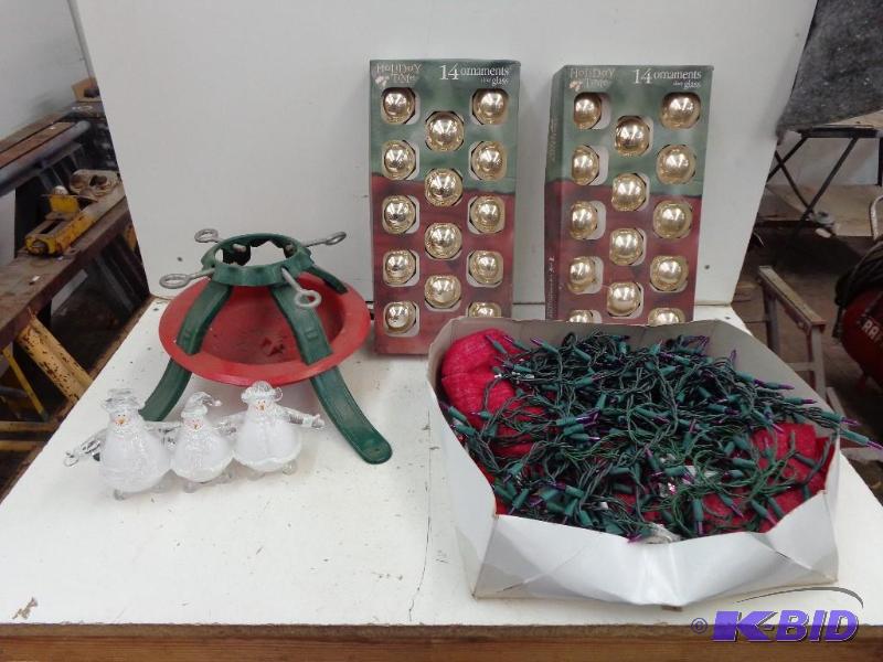 lot 45 image: Assorted Christmas Decor Christmas ...