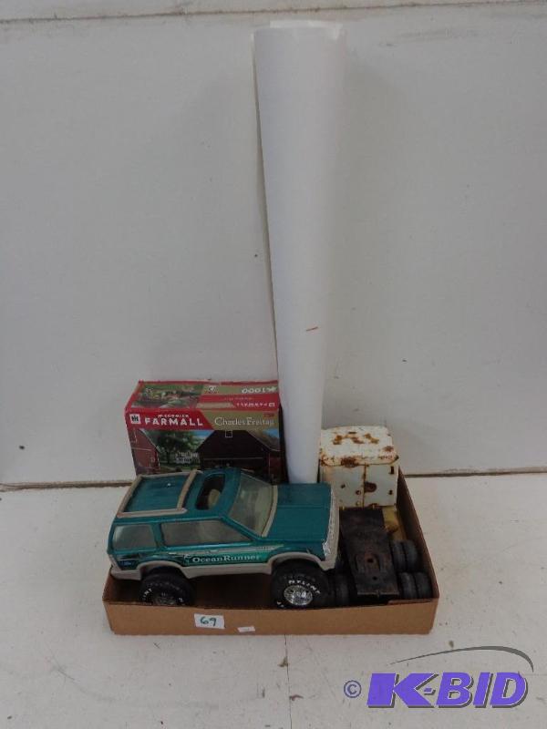 lot 69 image: Puzzles, Toys, and a Poster 1000 Pi...