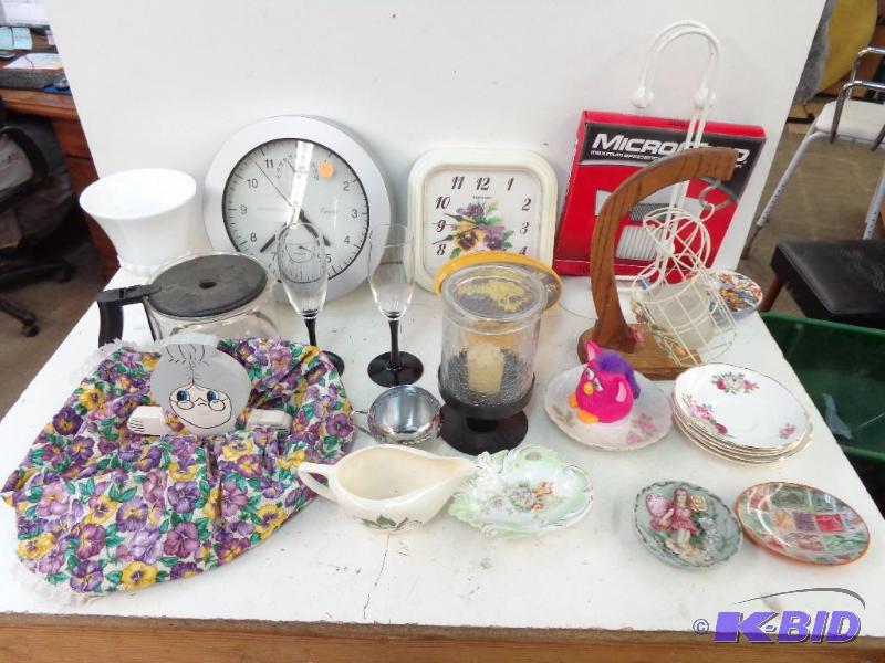 lot 91 image: Assorted Kitchen Ware and Decor  Cl...