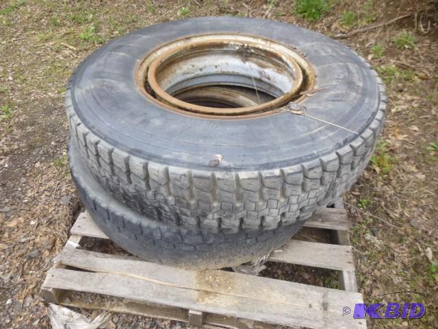 lot 27 image: Michelin Semi Truck Tire Size 22.5&...