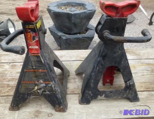 lot 35 image: Set of 2 Mechanics Car Jack Stands ...