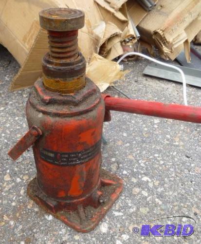 lot 37 image: Hydraulic Bottle Jack In Used Condi...