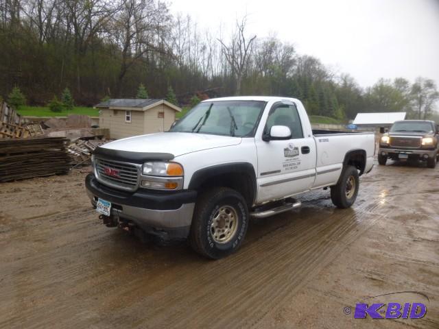 lot 5 image: 2001 GMC 2500 34 Ton 4 x 4 Pick Up...