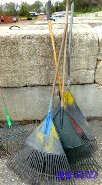 lot 64 image: Lot of 4 Plastic Lawn Rakes In Used...