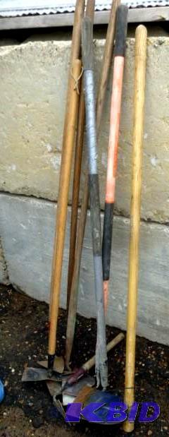 lot 73 image: 1 Lot of Assorted Garden Hoes In Us...