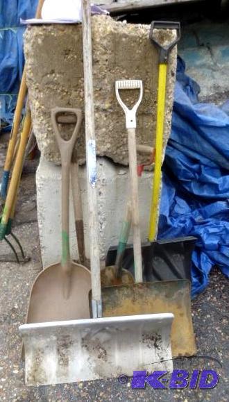 lot 75 image: 1 Lot of Assorted Shovels, Includin...