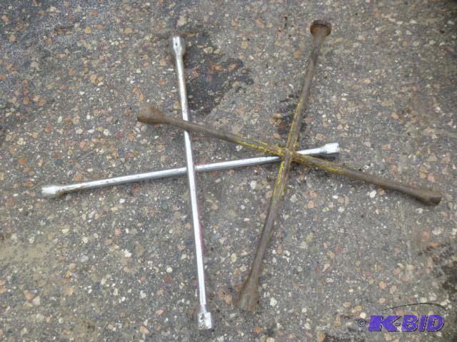 lot 79 image: Lot of  - 2 &nbspTire Wrenche...