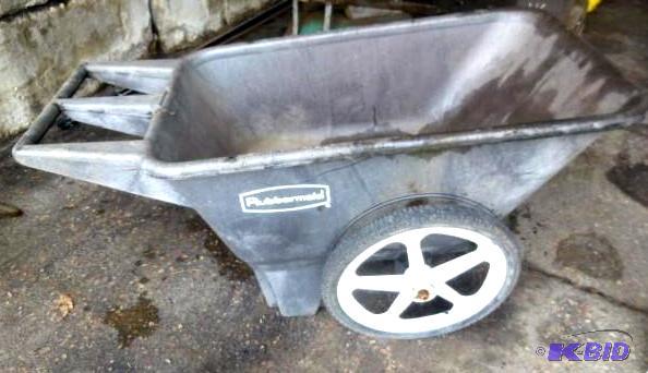 lot 83 image: Rubbermaid UtilityGarden Cart In G...