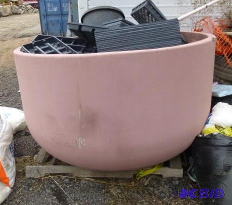 lot 96 image: Large Heavy Duty Plastic PlantPot ...