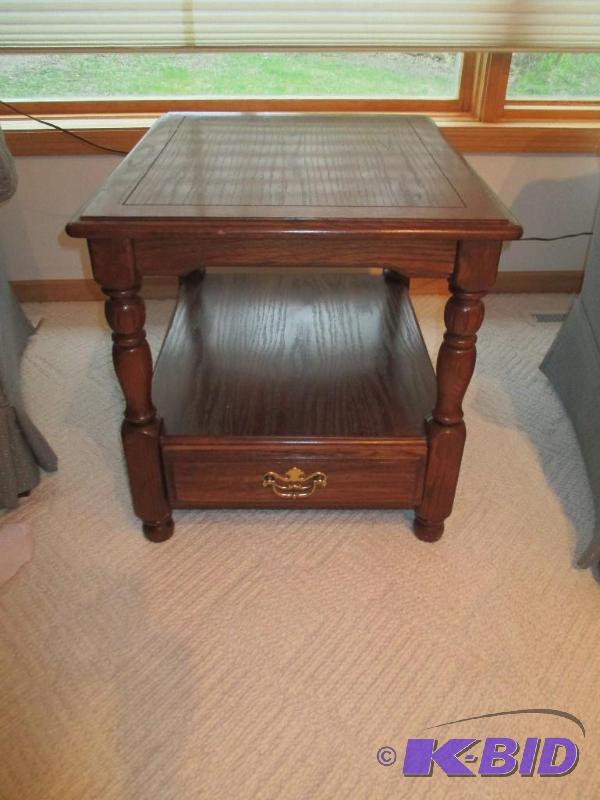 lot 29 image: Hammary End Table