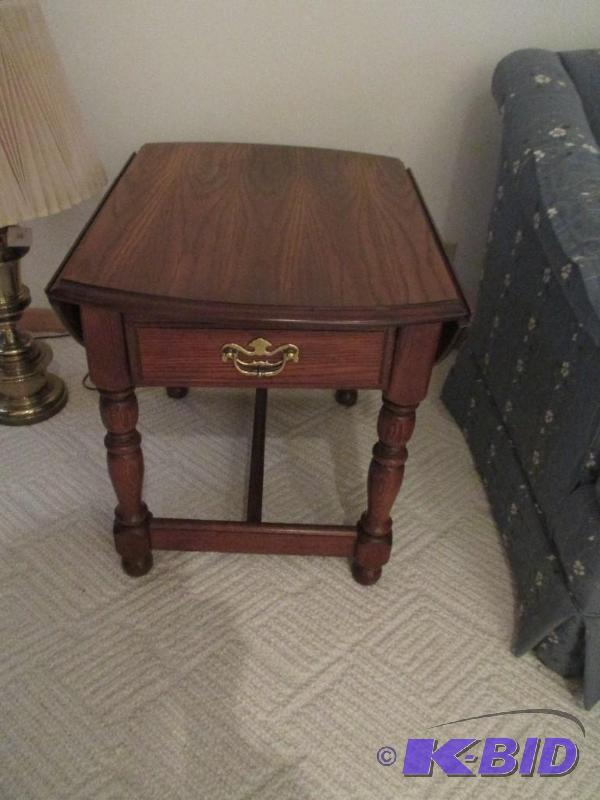lot 30 image: Hammary End Table