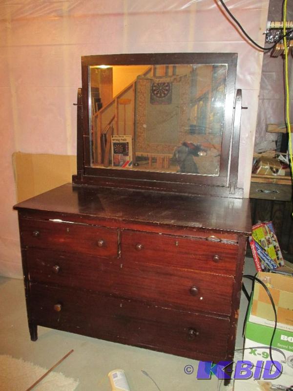 lot 36 image: Vintage Dresser