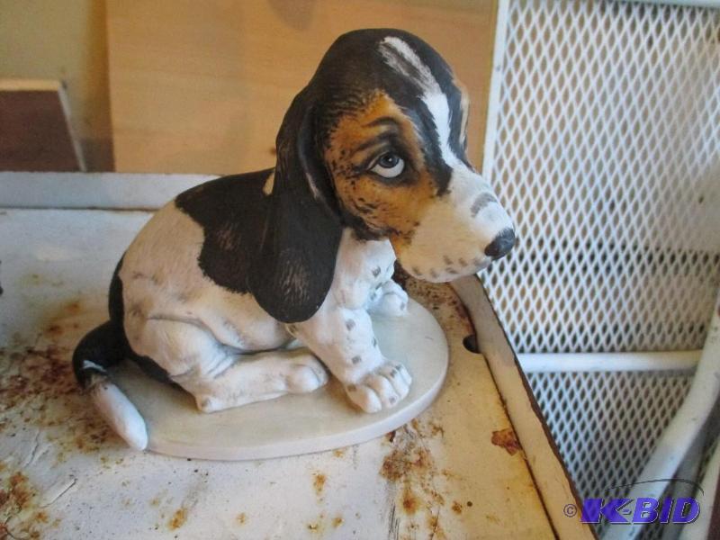 lot 54 image: Homco 1983 Dog Statue