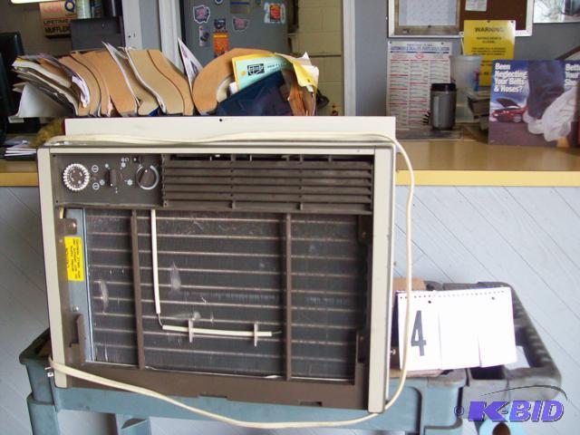 lot 4 image: Carrier Window Ac Unit, 115 Volt, Fan Works but Not Cooling