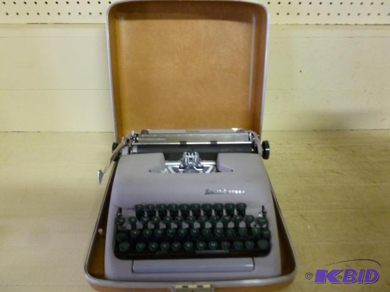 lot 196 image: Vintage Smith - Corona Sterling man...