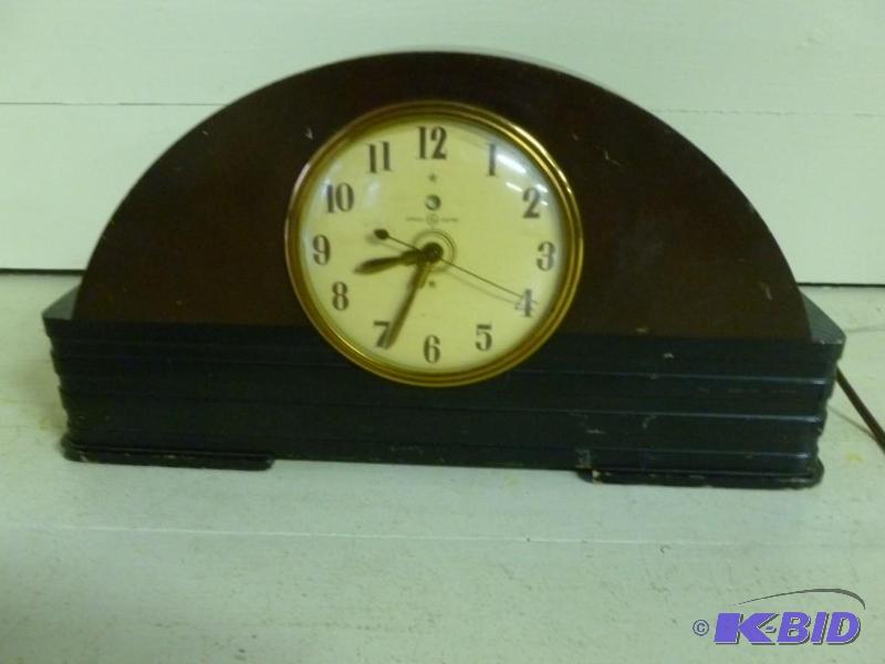 lot 246 image: Vintage General Electric wood encas...