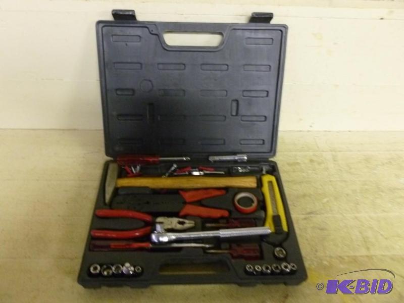 lot 25 image: Large tool kit that includes ratche...