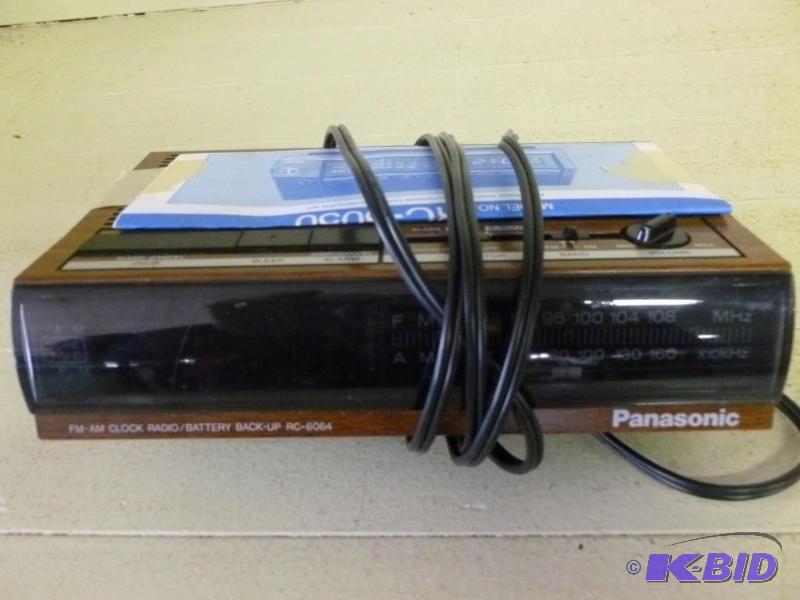 lot 256 image: Panasonic amfm clock radio with ba...