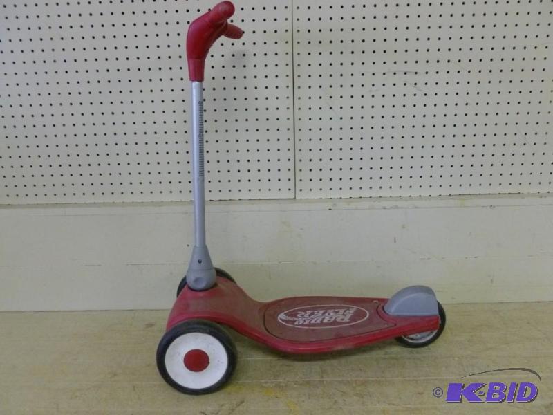 lot 281 image: Radio Flyer three wheel scooter, go...