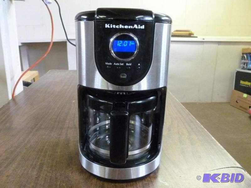 lot 287 image: Kitchen Aid 12-cup coffee maker, ve...